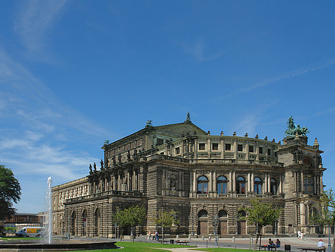 Semperoper mit Springbrunnen Foto 