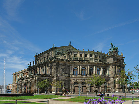 Semperoper mit Springbrunnen