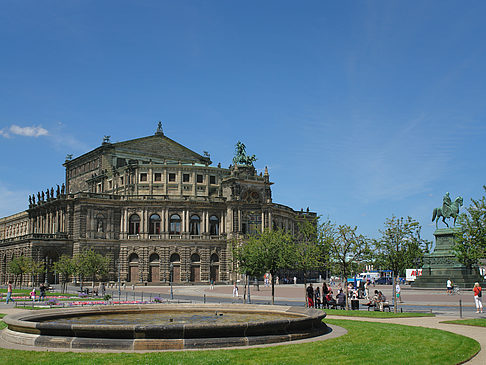 Foto Semperoper mit Springbrunnen - Dresden