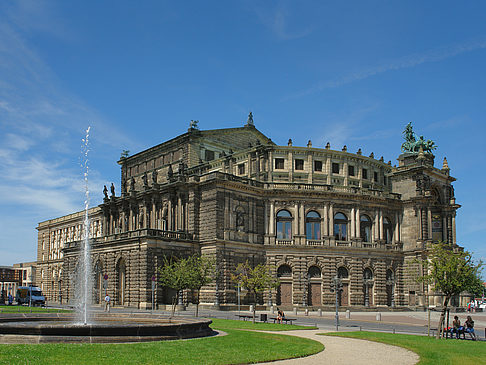 Foto Semperoper mit Springbrunnen - Dresden