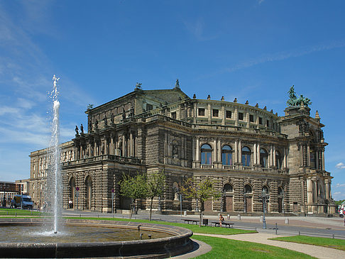 Foto Semperoper mit Springbrunnen