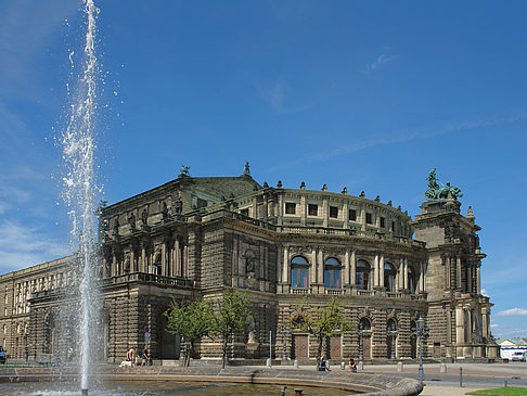 Fotos Semperoper mit Springbrunnen | Dresden