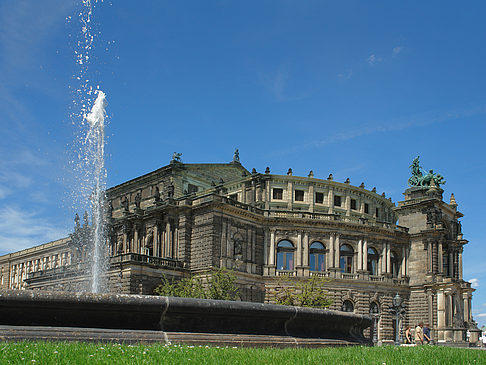 Fotos Semperoper mit Springbrunnen | Dresden