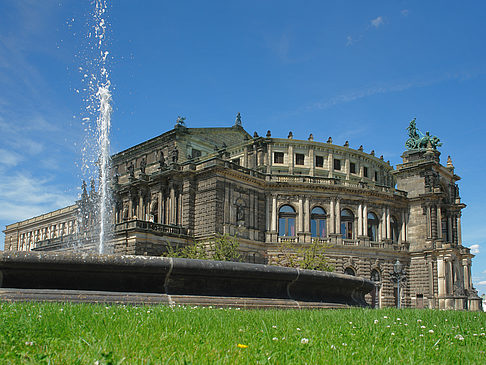 Foto Semperoper mit Springbrunnen