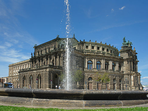 Semperoper mit Springbrunnen Foto 