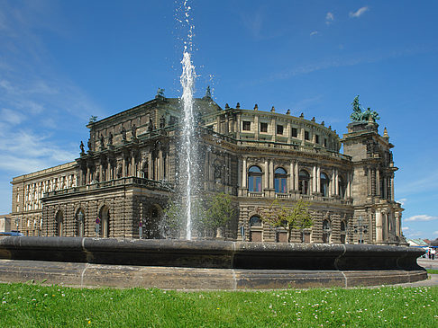 Semperoper mit Springbrunnen Foto 