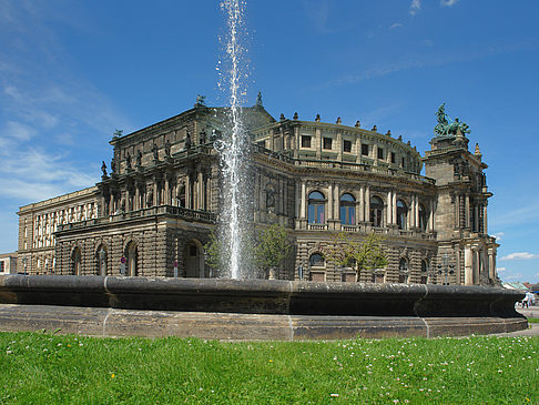 Foto Semperoper mit Springbrunnen