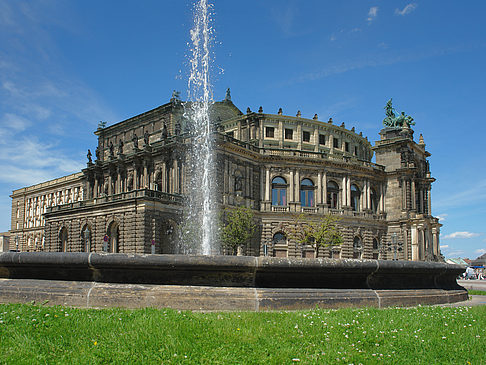 Semperoper mit Springbrunnen