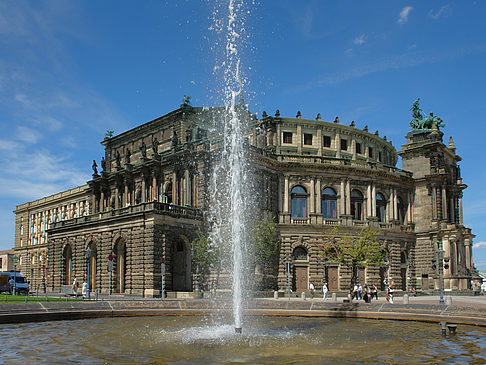 Fotos Semperoper mit Springbrunnen | Dresden