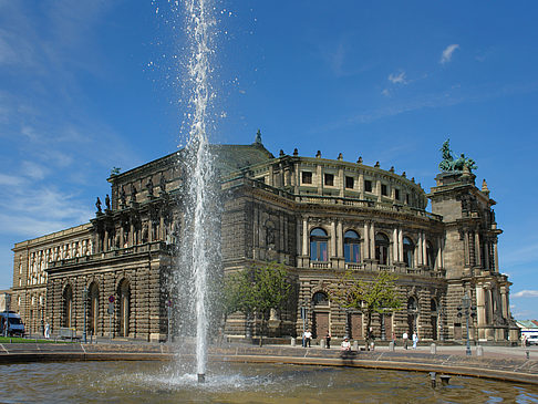 Foto Semperoper mit Springbrunnen - Dresden