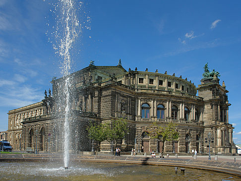 Semperoper mit Springbrunnen