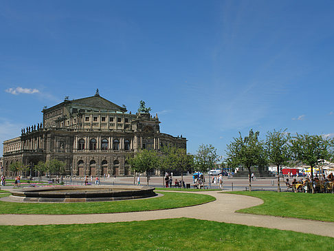 Foto Semperoper mit Springbrunnen