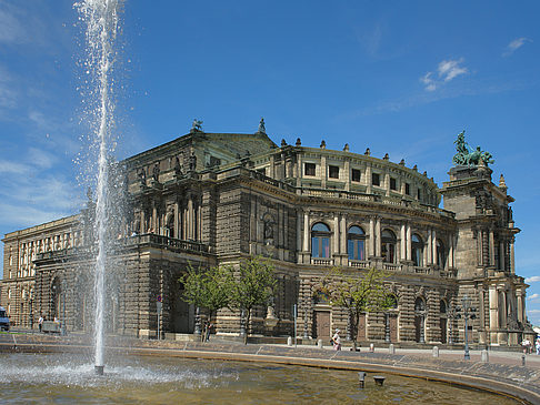 Semperoper mit Springbrunnen Foto 