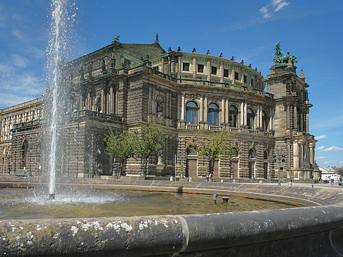 Fotos Semperoper mit Springbrunnen