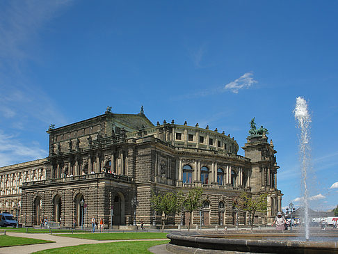 Foto Semperoper mit Springbrunnen