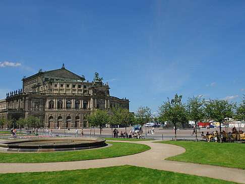 Foto Semperoper mit Springbrunnen