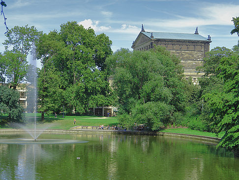 Semperoper mit Springbrunnen Foto 